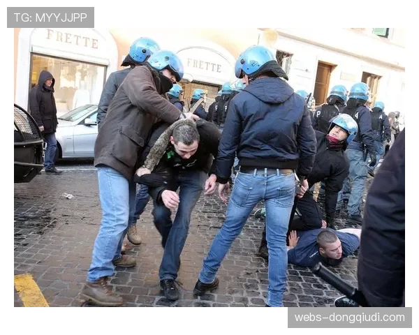 场内外：慕尼黑警方就拜仁赛前部分极端球迷的违规行为展开调查